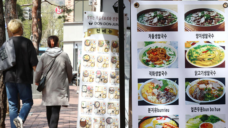 서민들 외식 메뉴 '삼겹살·김밥·비빔밥' 한달 새 또 올라