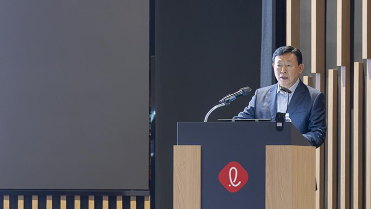 신동빈 회장 "화학군 체질 바꾸고 식품군은 브랜드 강화"