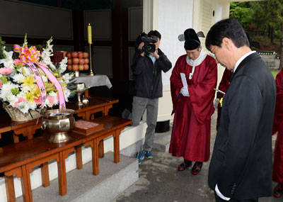 안희정 충남도지사가 충의사 본전에서 헌화한 뒤 묵념하고 있다.