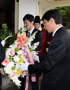 안희정 충남도지사가 충의사 본전에서 헌화하고 있다.