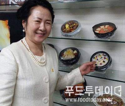 세계한식협의회 박다이아나 총회장이 영양돌솥밥을 가리키고 있다