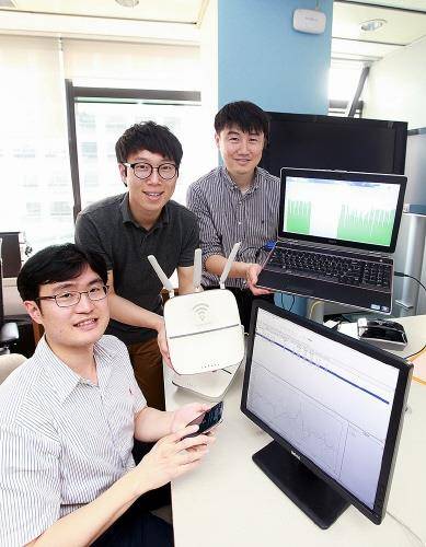 SK텔레콤 직원들이 '2FA 기가 와이파이'를 테스트하고 있다.