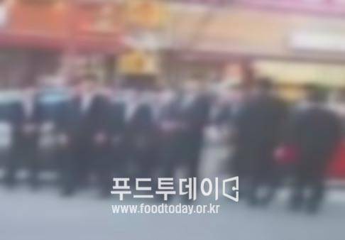 부천 식구파 거리에 활보하는 모습.