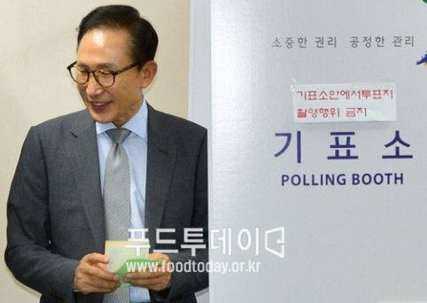 이명박 전 대통령이 투표하러 나서고 있다.