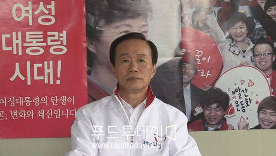 안덕수 의원이 이상복 후보 지지선언을 하고 있는 모습.
