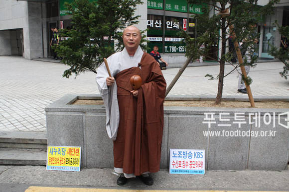 새누리당사 앞에서 1인 시위 중인 성호스님