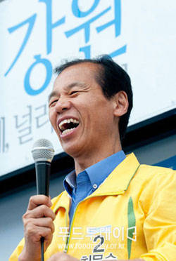 6.4지방선거에서 선거유세 중인 최문순 강원도지사