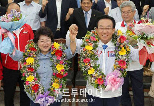 6.4지방선거 경북도지사 당선에 기뻐하는 김관용도지사