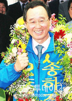 6.4 지방선거에 전북도지사로 당선돼 기뻐하고 있는 송하진 전북도지사