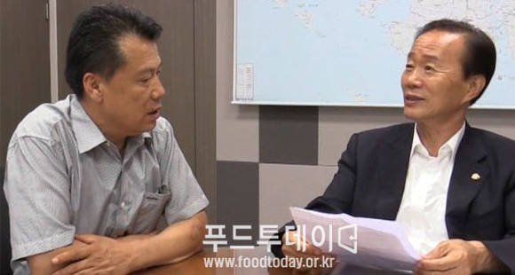 황창연 문화투데이 대표가 안덕수의원을 인터뷰 하고 있다.