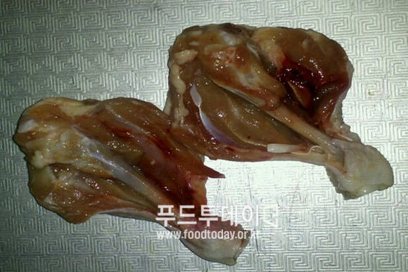 해당 점주가 증거로 제출한 피멍이 든 닭다리 사진