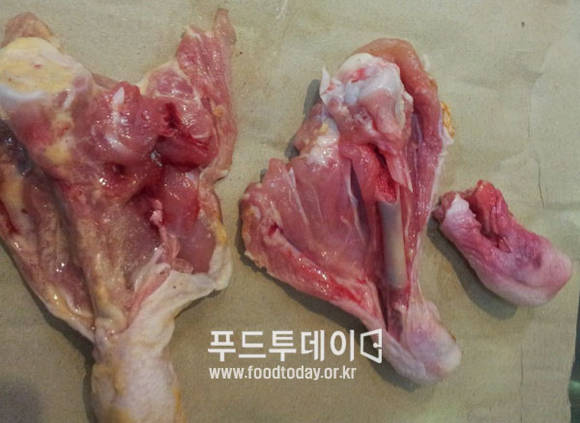 해당 점주가 증거로 제출한 뼈가 없는 닭다리, 뼈가 부러진 닭다리