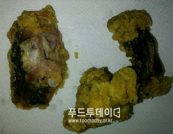 해당 점주가 증거로 제출한 닭고기를 튀겼을 때 사진