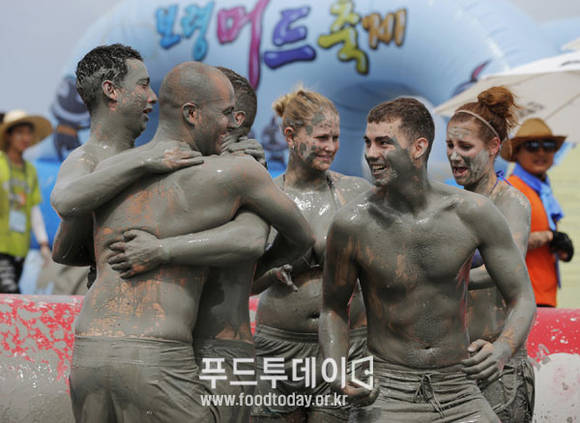 2013년 보령머드축제를 즐기고 있는 외국 관광객들