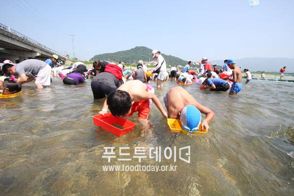 다슬기를 찾고 있는 어린이들