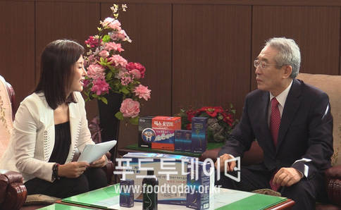 가수 임수정, 임상규 경인제약 회장 (보건학 박사)