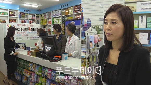 가수 임수정 약국에서 글로비스 설명 듣는 모습