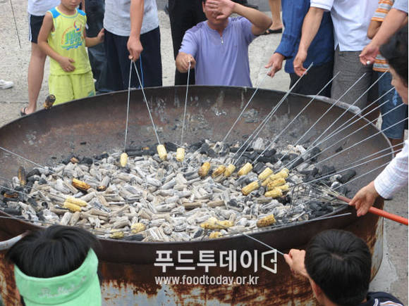 수안보에서 대학찰옥수수를 숯불에 굽고 있다