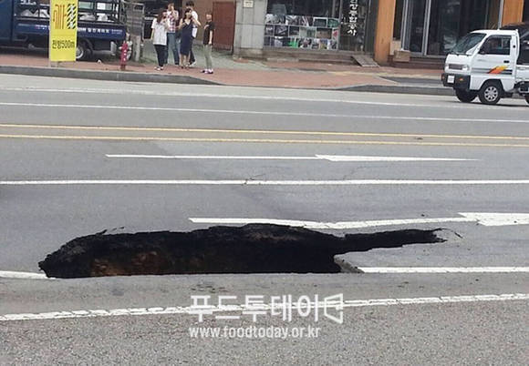 서울시 송파구 석촌동 제2롯데월드 신축 공사현장 인근 싱크홀