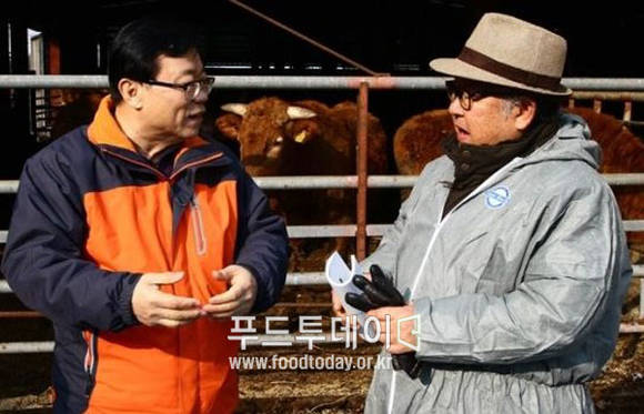 한우 사육농가를 찾은 이동필 농림축산식품부 장관