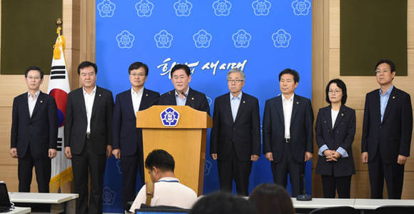최경환 부총리가 담화문 발표를 하고 있다