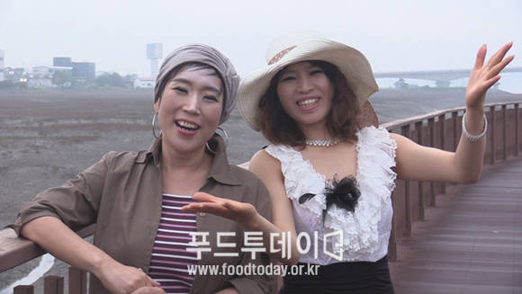 박승희 (트로트 가수 '줌마렐라, 바람개비'), 미소 (트로트 가수 '예그리나')