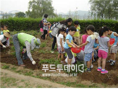 농부체험교실에 참여한 어린이들
