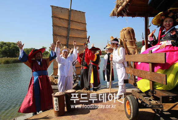 지난 마포나루 축제 중 황포돛배 입항재현을 하고 있다