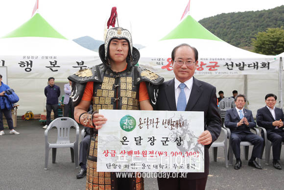 류한우 단양군수(좌)와 제18회 단양온달문화축제 온달장군상 수상자