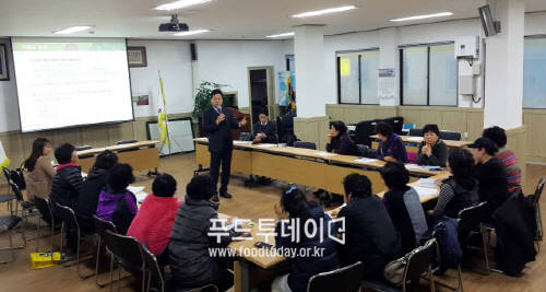귀포시 성산읍에서 열린 핵심지질마을 대상 소규모 창업교육 모습