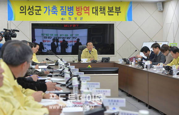 구제역 상활실 방문한 김관용 경북도지사