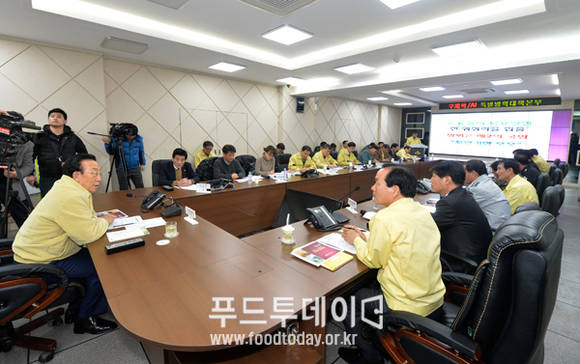 구제역 상활실 방문한 김관용 경북도지사