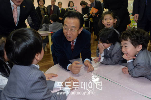 아이들과 이야기하는 김관용 경북도지사