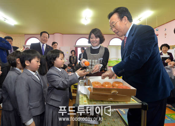 아이들에게 빵 나눠주는 김관용 경북도지사