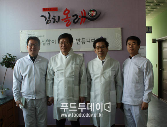 홍국열 송산식품 사장, 김관성 서울식약청장, 송인환 식품안전관리과 과장