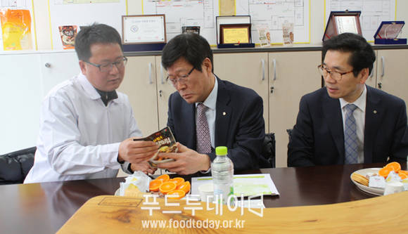 홍국열 송산식품 사장, 김관성 서울식약청장, 송인환 식품안전관리과 과장