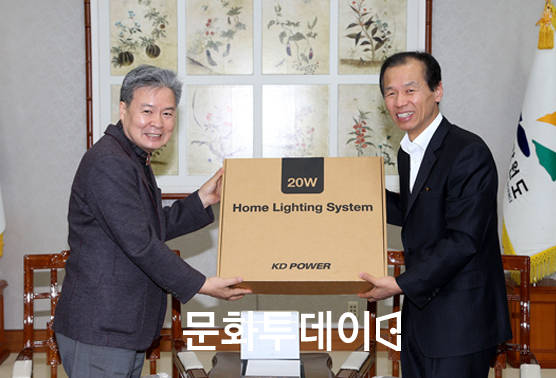 박기주 케이디맨파워 대표가 최문순 강원도지사께 미얀마 수출용 홈라이팅V3.0 출시 기념 전달을 하고 있다