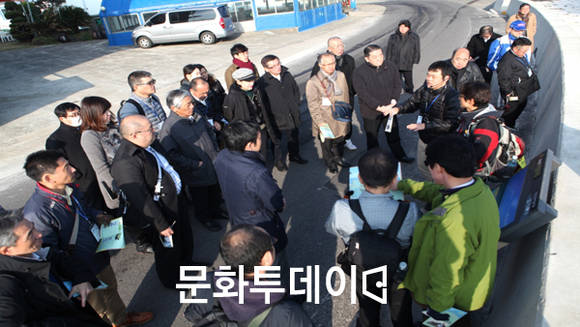 세기알해변 앞에서 코스 설명을 듣는 모습