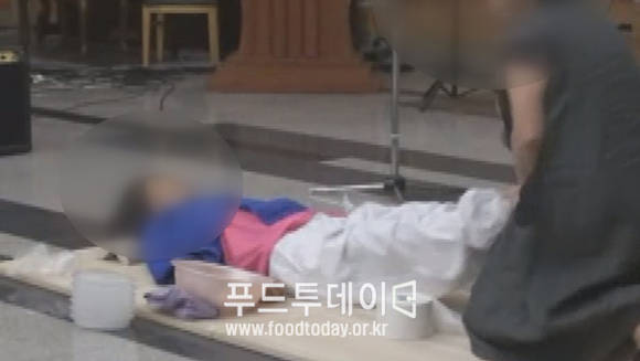소금물 관장 하는 모습