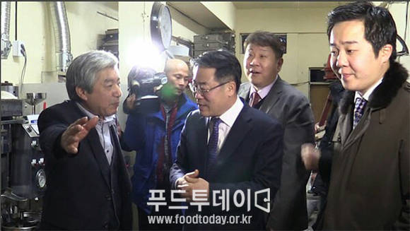 정승 처장 경기방앗간 벤조피렌 저감화 장치 설명듣는 모습