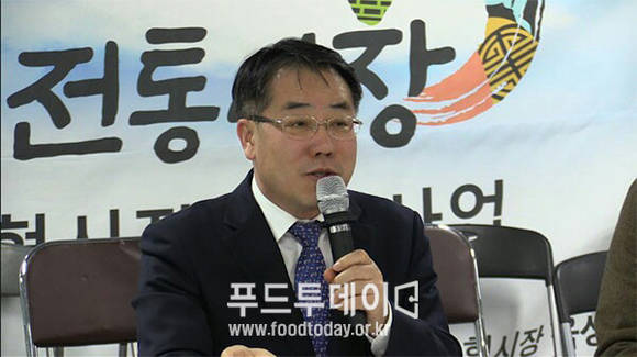 정승 식품의약품안전처장이 11일 경기 구리 소재 경기방앗간에서 참기름 제조과정 중 발생할 수 있는 벤조피렌 저감화 장치 개발 시연회를 갖고 인사말을 하고 있다.
