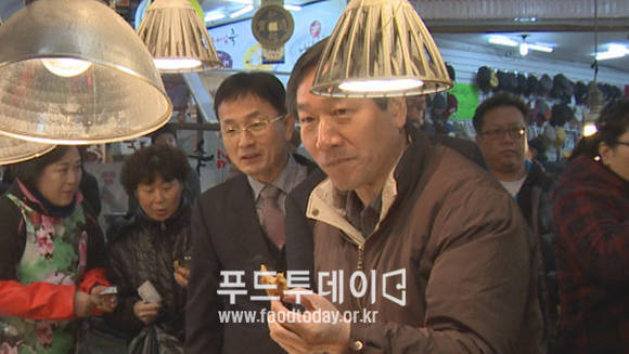 시식하는 유정복 인천시장