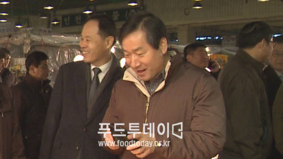 물건 구입하는 유정복 인천시장