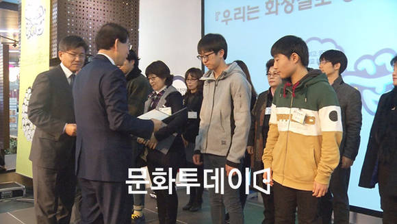 박원순 서울시장이 '쾌적한 학교 화장실 함께 꿈' 시민공모전 시상식 감사패 수여하고 있다.