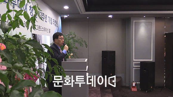 김춘진 국회 보건복지위원장 푸드투데이 창간 13주년 리셉션에서 축사를 하고 있다.