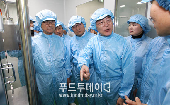 문재인 새정치민주연합 대표(가운데)와 이시종 충북도지사(왼쪽)가 신풍제약을 방문해 설명을 듣고있다.