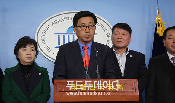김춘진 새정치민주연합 의원이 흙의 날 제정 기념 기자회견을 하고 있다.