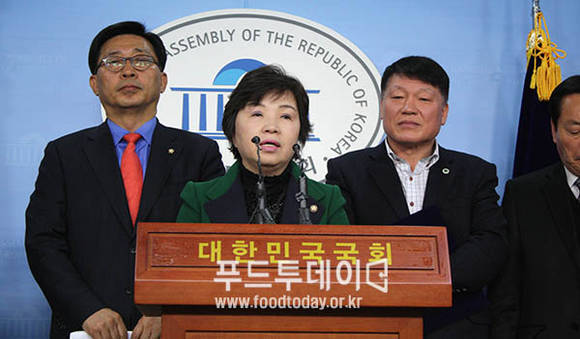 윤명희 새누리당 의원이 흙의 날 제정기념 기자회견을 하고 있다.