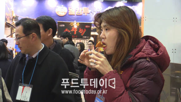 봉이치킨 시식하는 참가자