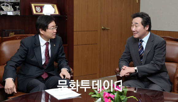 이낙연 전남도지사(오른쪽)가 세종정부청사를 방문해 김영석 해양수산부 차관 면담하고 있다.